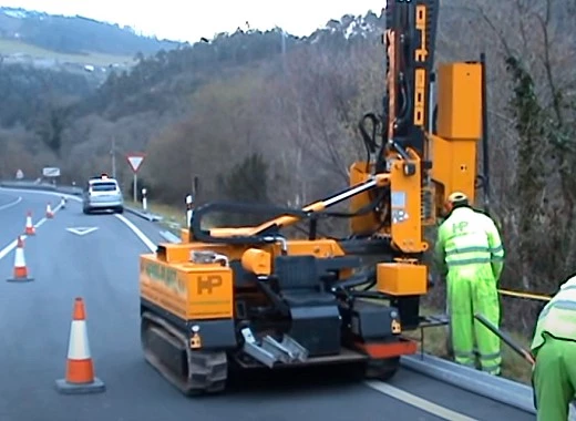 Herbi-Plast. Hincado de postes en carretera